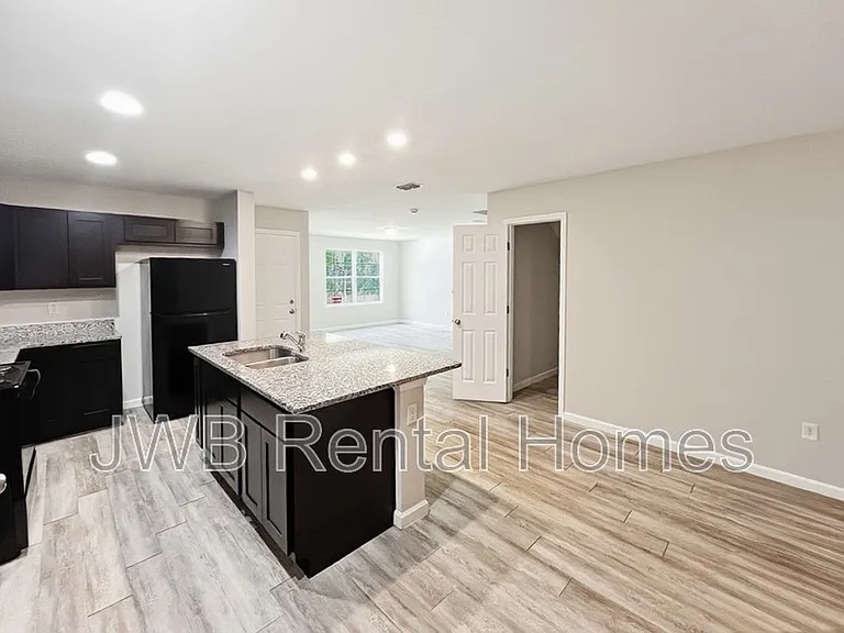 1209 Ellis Rd S — Photo 3