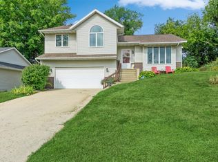 1910 Greentree Ct NW, Cedar Rapids, IA 52405