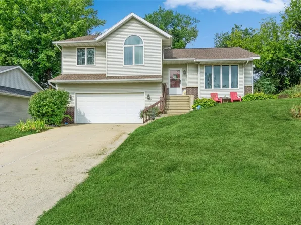 1910 Greentree Ct NW, Cedar Rapids, IA 52405