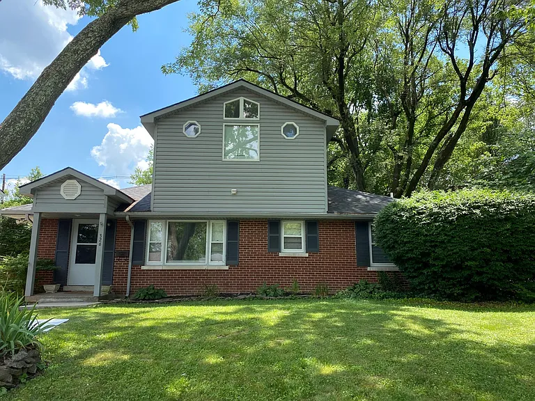 326 E Lowry Ln — Photo 1