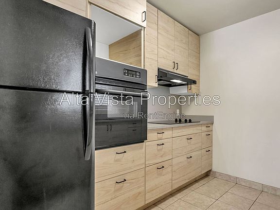 2nd image of 425 Bonair St APT 1