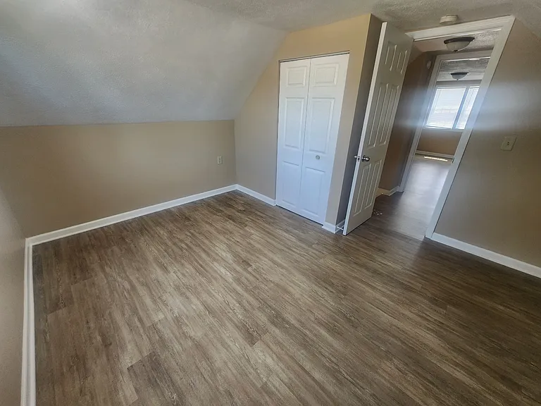 907 Greenview Ave — Photo 3