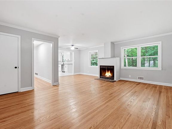 4th image of 2167 Cloverdale Dr