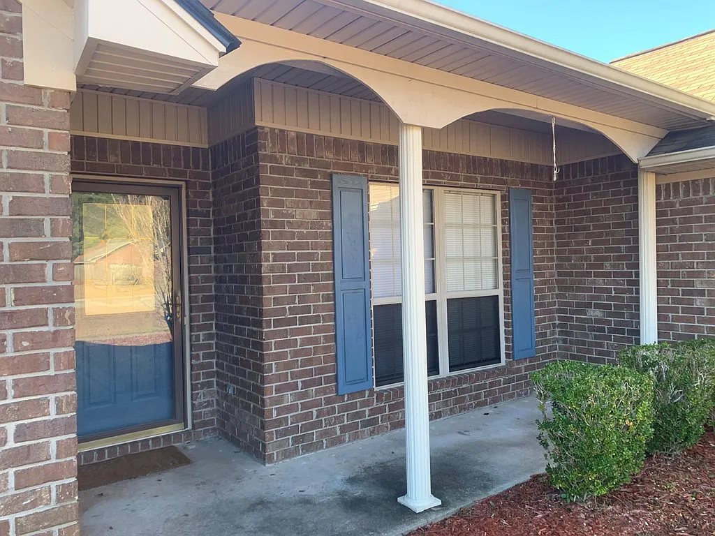 4 bed, 2.0 bath, 2216 sqft, $2,050 — Photo 3
