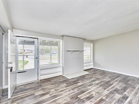 3rd image of 475 Countryside Dr