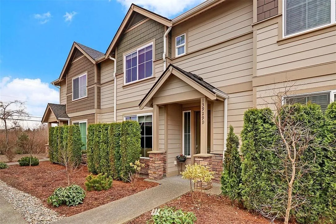3 bed, 2.5 bath, 1537 sqft, $3,200 — Photo 1