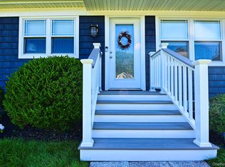 14 Kathy St, Hampton Bays, NY 11946