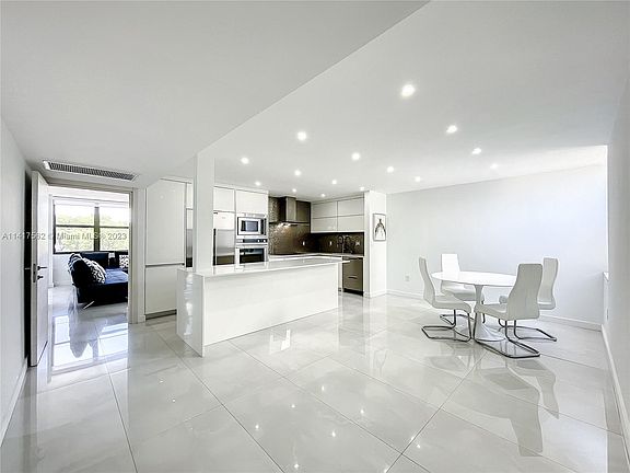 2nd image of 20291 NE 30th Ave #Penthouse 24