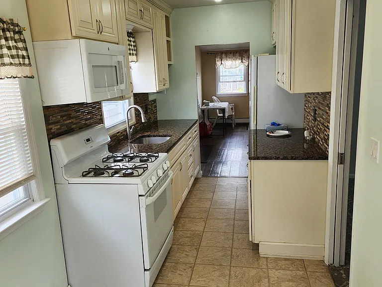18 West Blvd — Photo 7