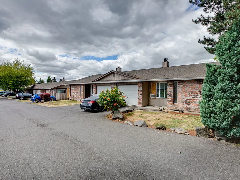 NE34 Duplexes — Photo 4