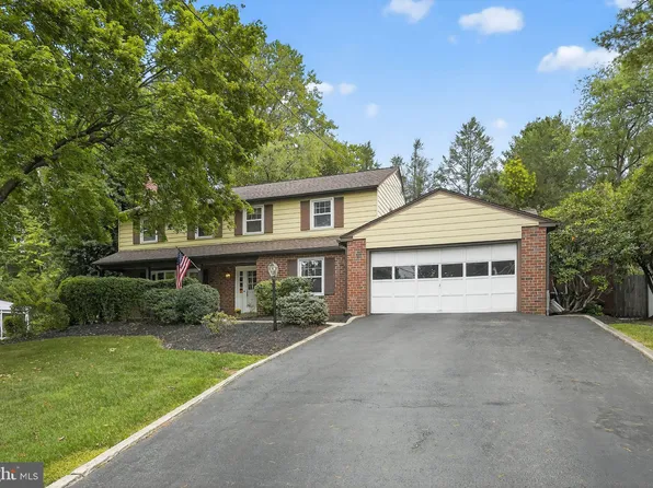 2003 Richard Dr, Broomall, PA 19008