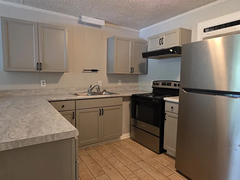 1015 Sloan St — Photo 4