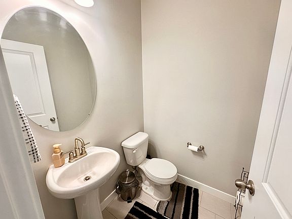 3rd image of 1592 W Oakbrook Dr
