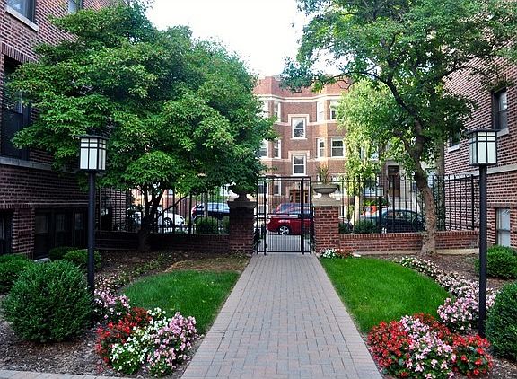 3rd image of 739 W Cornelia Ave Unit 739S-1