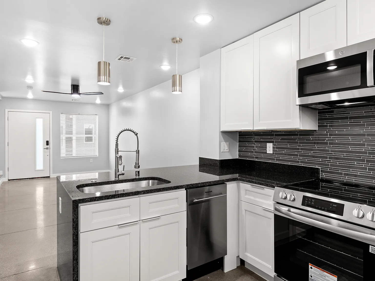 2 bed, 890 sqft, $1,445 — Photo 3