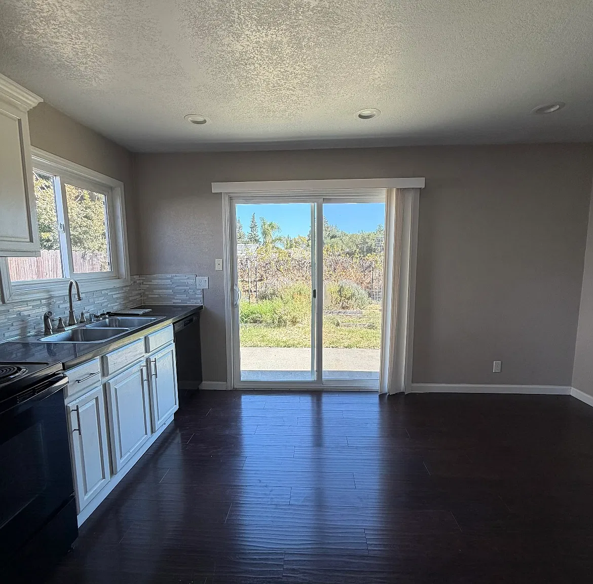 2 bed, 806 sqft, $2,600 — Photo 3
