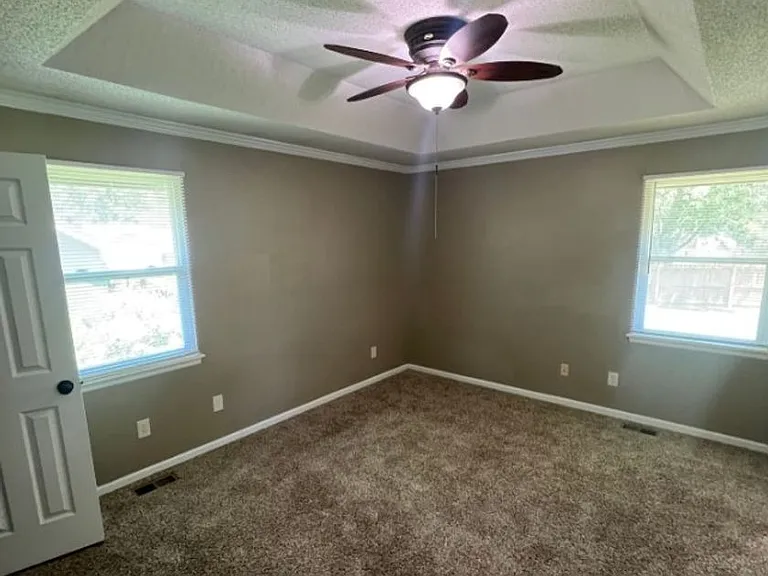 925 NE Carousel Ln — Photo 5