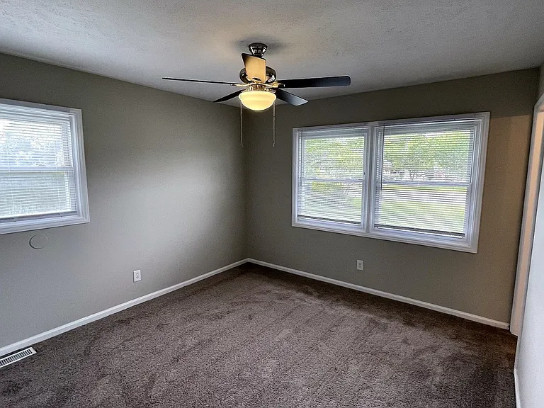 1095 Strathdon Ave — Photo 13
