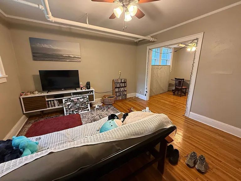 935 Goodrich Ave — Photo 3
