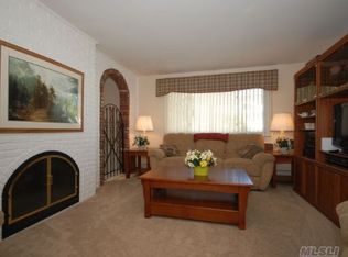 135 Darcy Cir, Islip, NY 11751