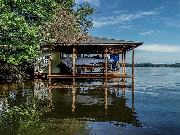 5th image of 296 Harbor Dr