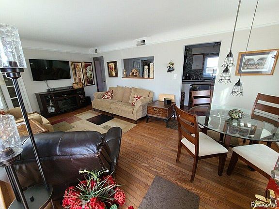 3rd image of 2035 Beverly St
