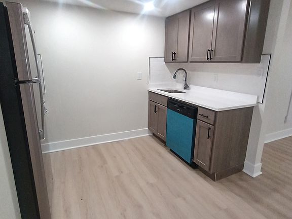 3rd image of 715 E 12th St #L