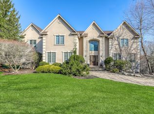 38 Powder Horn Dr, Suffern, NY 10901