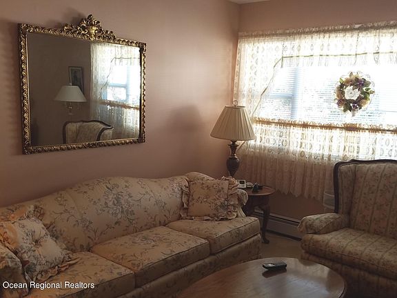3rd image of 5 Doral Dr