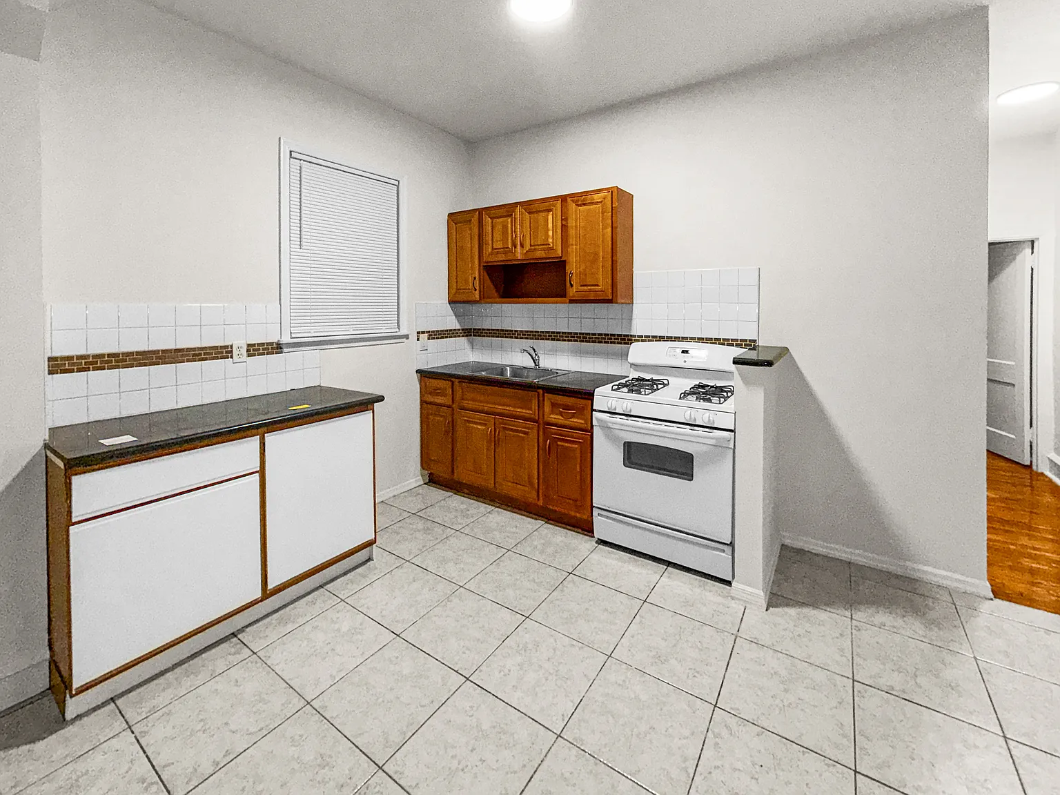 1 bed, 800 sqft, $1,150 — Photo 3