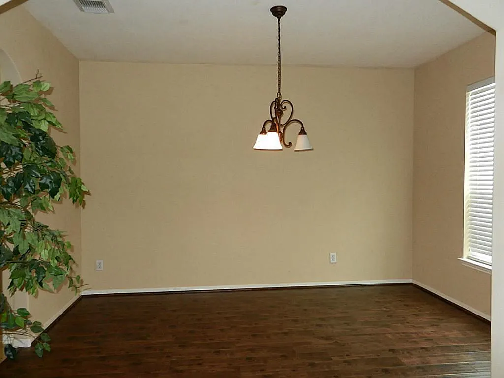4 bed, 2.5 bath, 2349 sqft, $2,195 — Photo 2