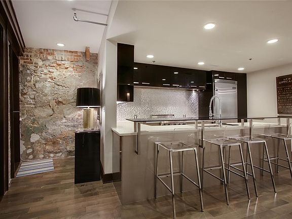 4th image of 711 Tchoupitoulas St APT 102