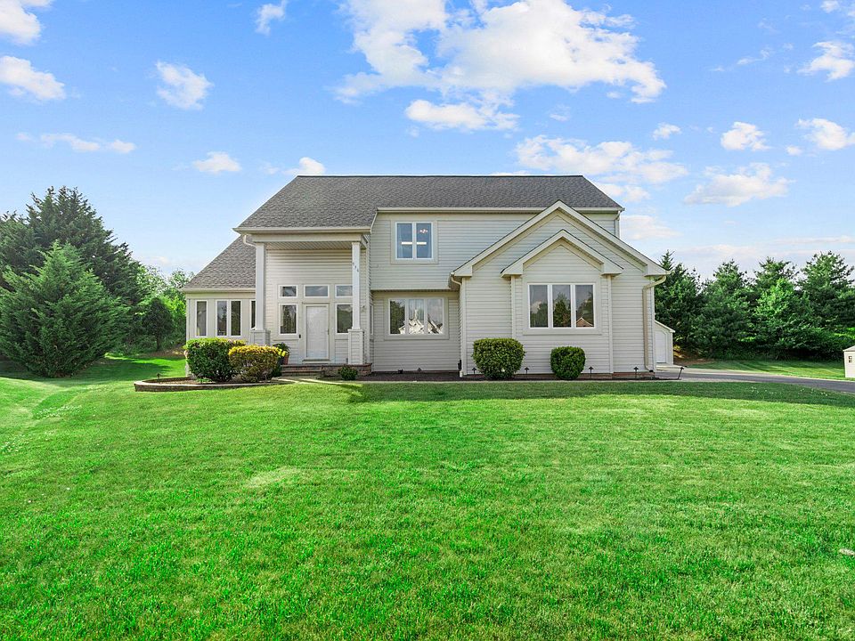 1st image of 936 Longwood Ct