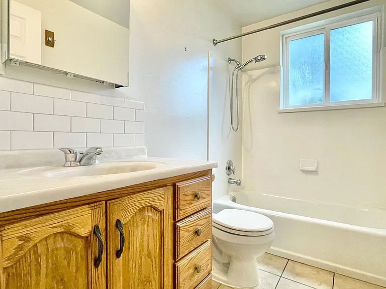 300 E — Photo 15