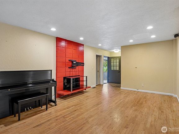 4th image of 4223 Robin Road W