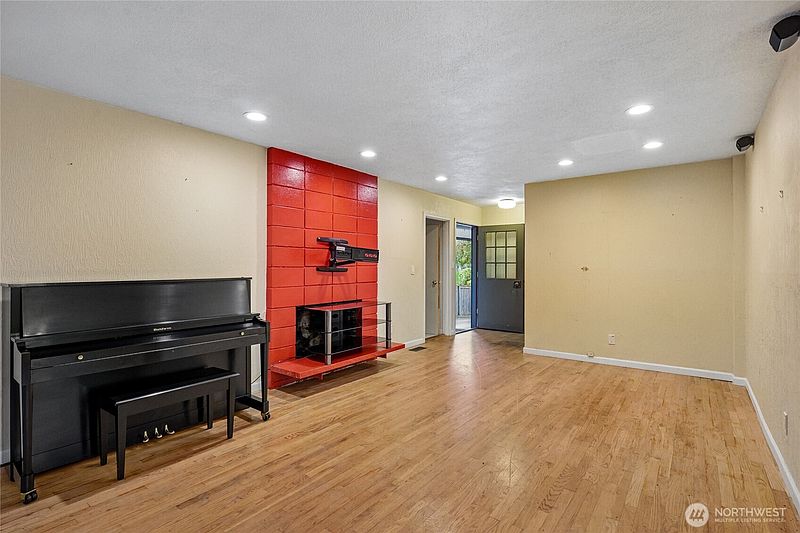 4th image of 4223 Robin Road W