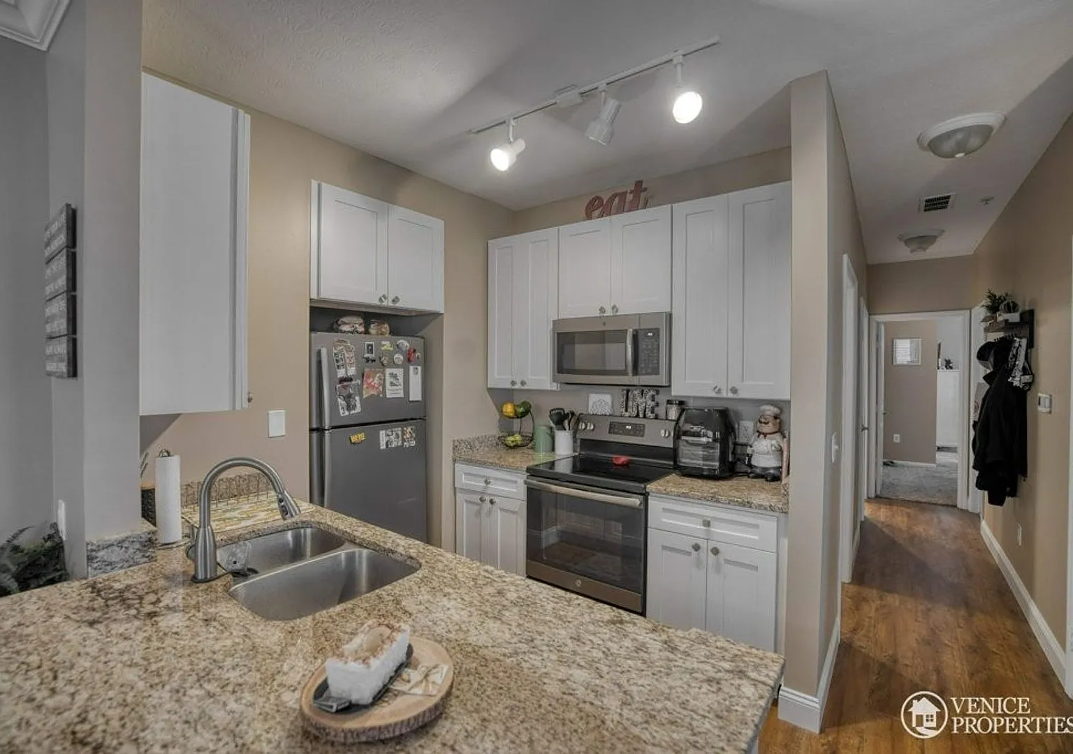 Two Bedroom with Garage near Grandview — Photo 1