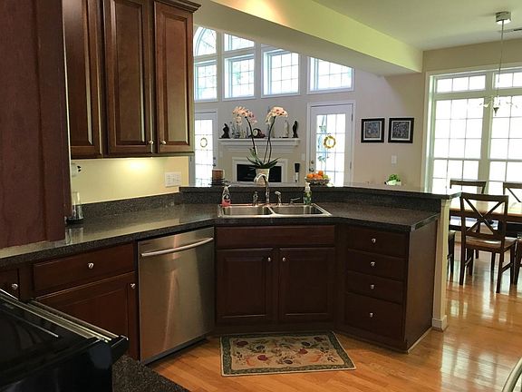 Cherry cabinets, Top brand stainless steel appliances