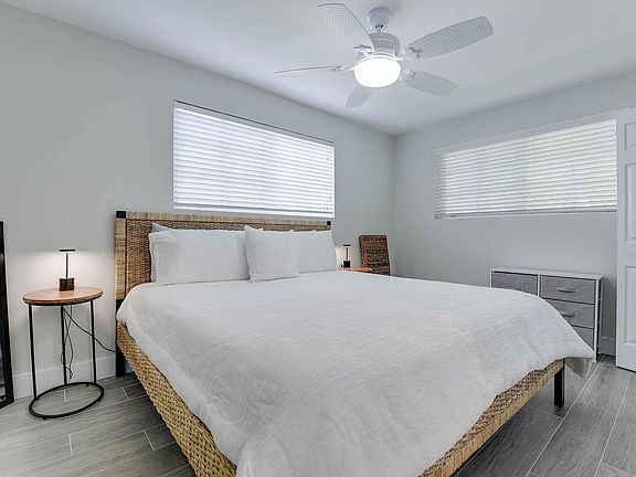 5th image of 712 Galveston Ln Unit 102