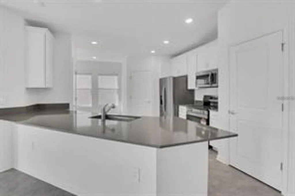 3 bed, 2.0 bath, 1713 sqft, $2,400 — Photo 4
