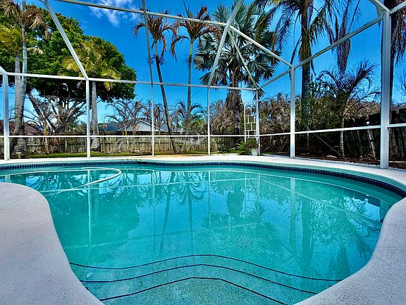 3rd image of 751 SE Starflower Avenue