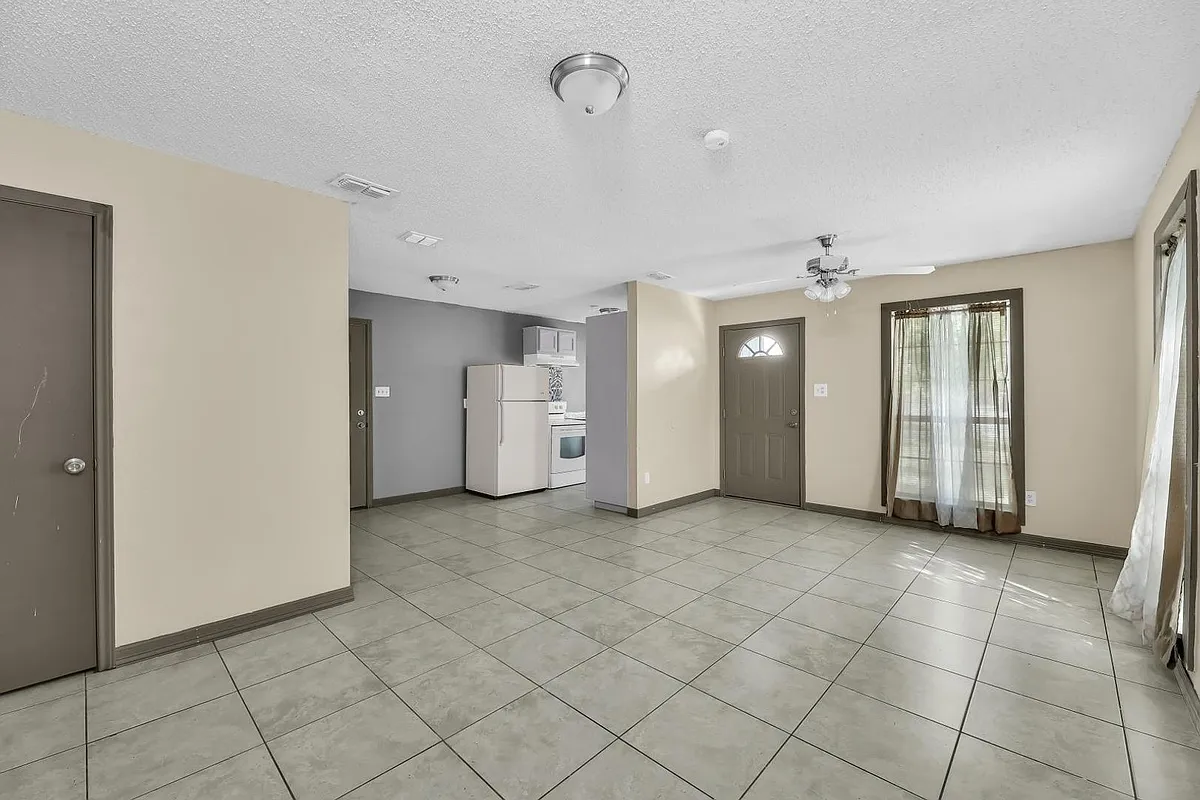 Building Photo - 440 W Siesta St #A-B