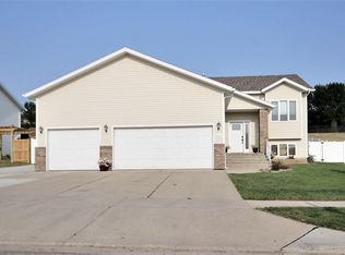 4807 Mellowsun Dr, Bismarck, ND 58503