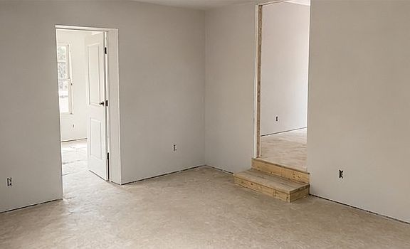4th image of 107 W Rogers St