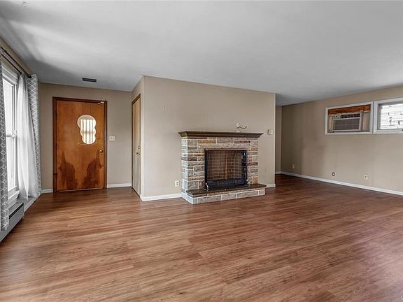 4th image of 285 University Ave