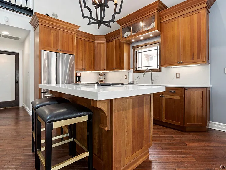 847B E Broadway — Photo 14