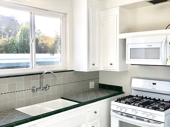4th image of 605 S Barrington Ave #11