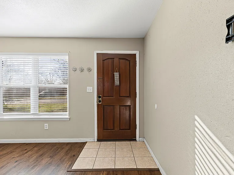 1001 Altamont Dr — Photo 3