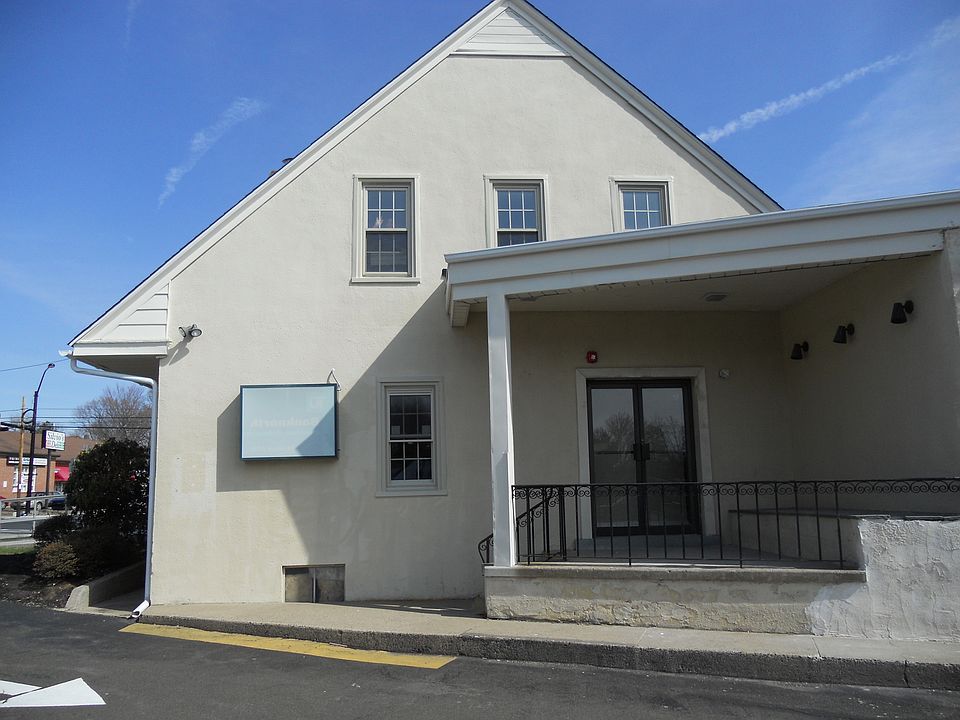 Apt. porch & private entrance to 2nd floor apt.