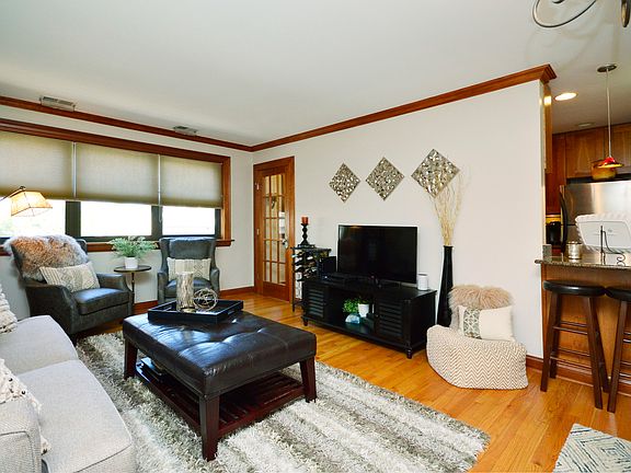 3rd image of 512 W Barry Ave APT 512